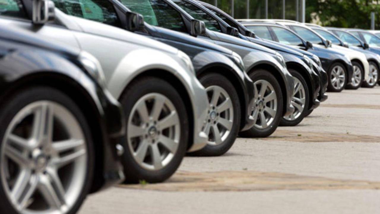 Nisan ayı itibarıyla 900 bin liraya alınabilecek otomobiller belli oldu! Araç alacaklar bayiye koştu
