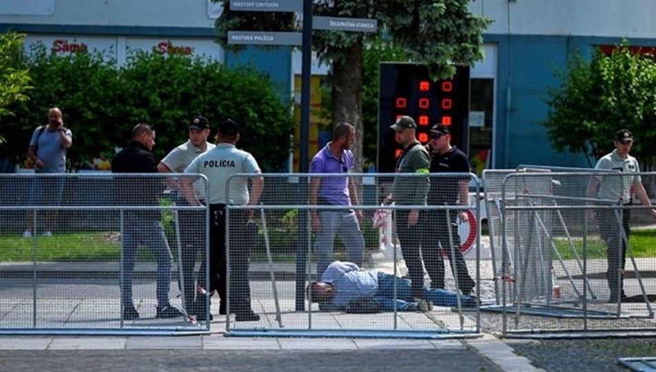 Slovakya Başbakanı Fico'ya silahlı saldırı: Karnından vuruldu