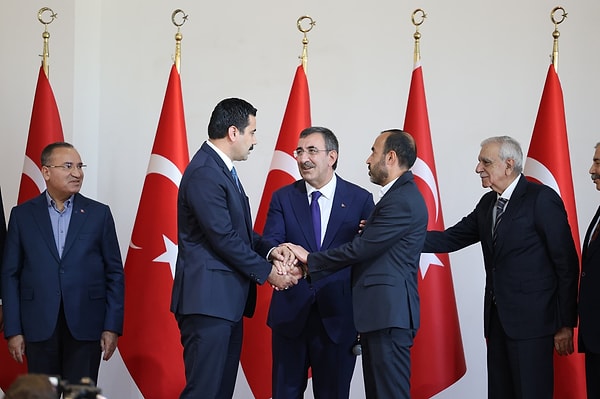 Şanlıurfa'da Barış Yemeği: AKP ve DEM Partililer Birlikte Görüntü Verdi