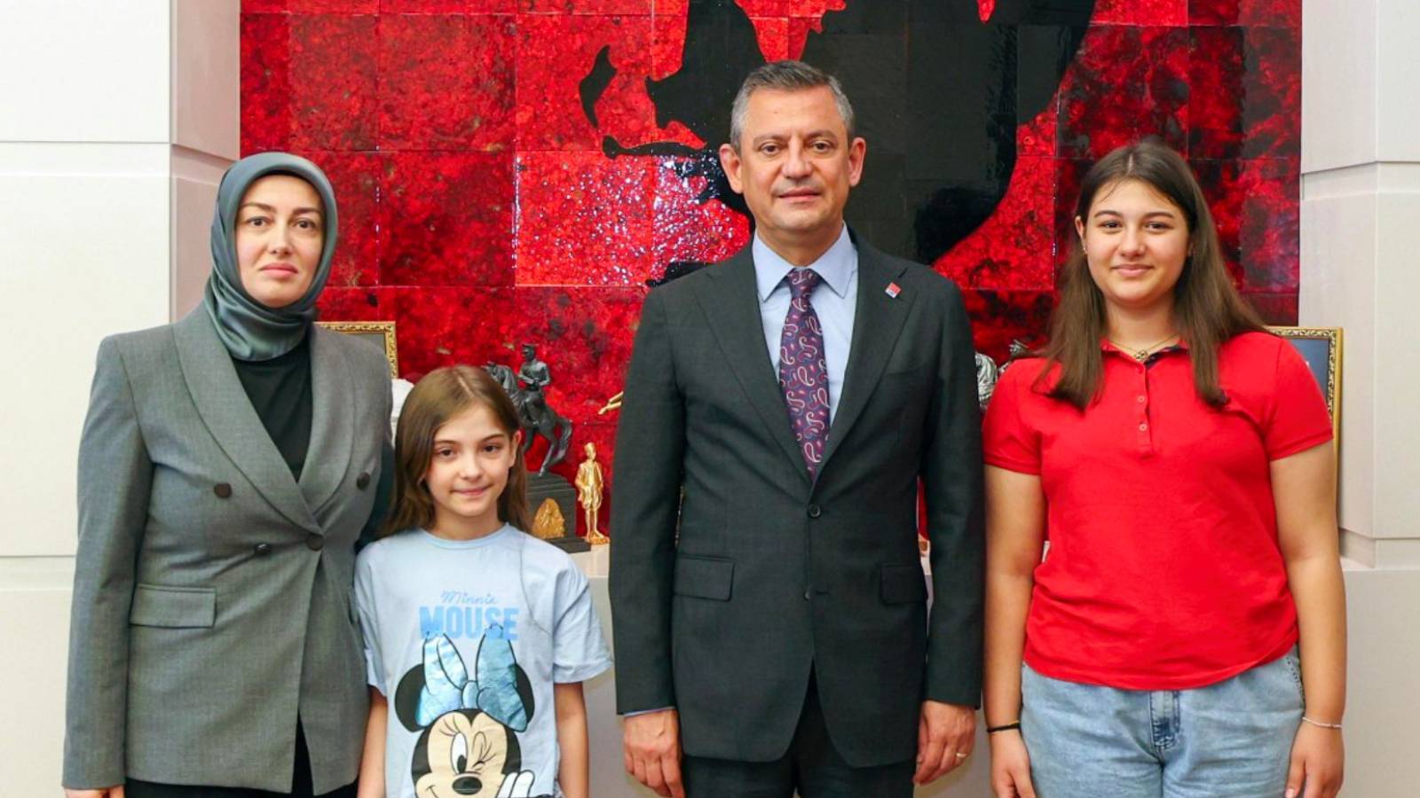 Özgür Özel'den Sinan Ateş paylaşımı: Suikastın üzerindeki sis perdesi kalkana kadar ailenin yanında olmaya devam edeceğiz