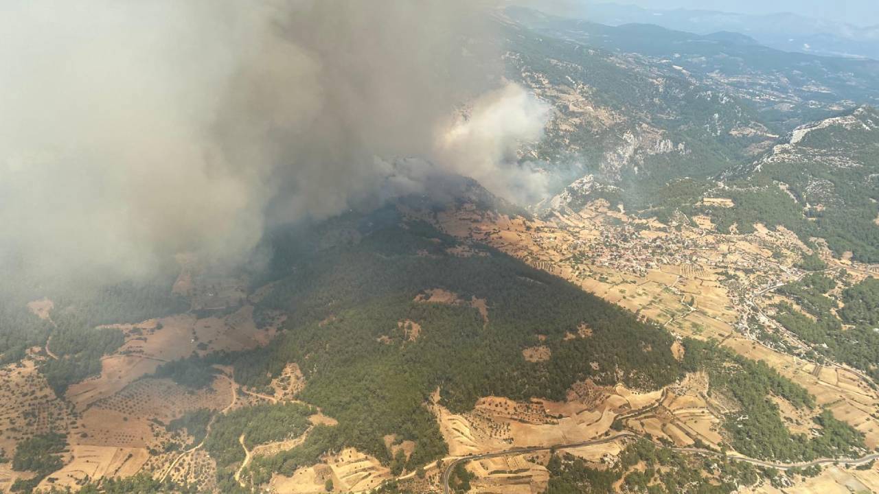 Muğla'daki orman yangını saatlerdir sürüyor